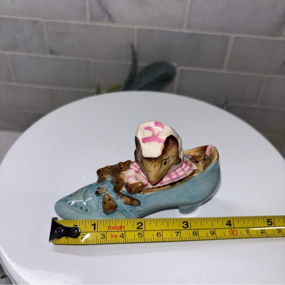 Beatrix Potter Old Woman in Shoe – Charming Mouse Figurine in Blue Shoe - Picture 5 of 6